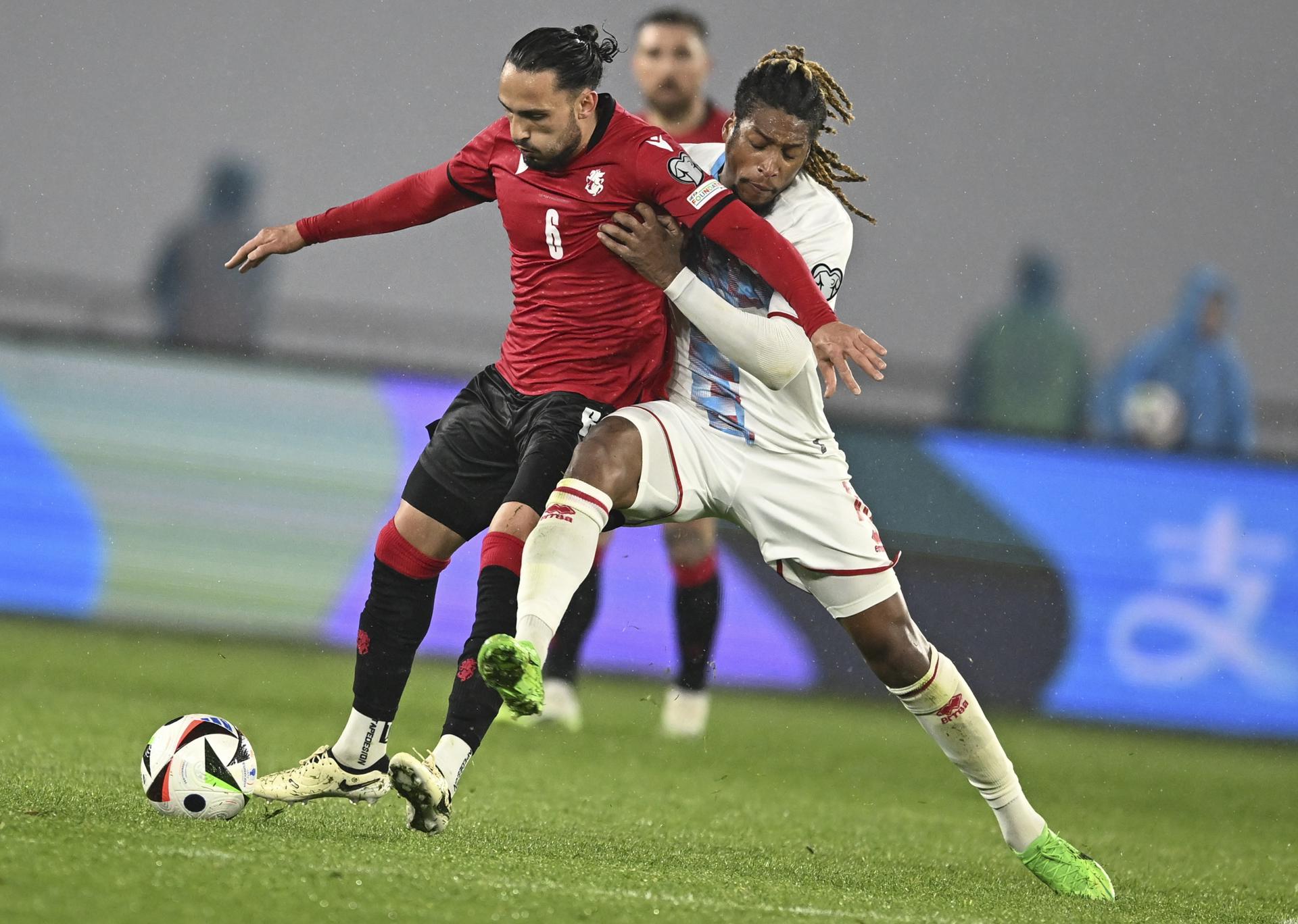 El georgiano Giorgi Kochorashvili (I) en acción ante el luxemburgués Gerson Rodrigues durante el partido de repeca para la Eurocopa que han jugado nGeorgia y Luxemburgo en Tbilisi, Georgia. EFE/EPA/TAMUNA KULUMBEGASHVILI
