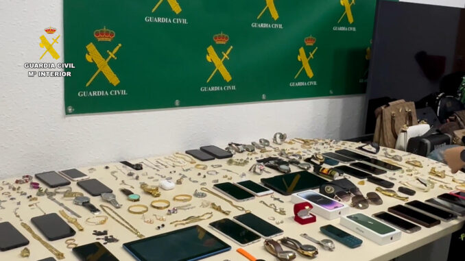 Material incautado durante la operación 'Z4' en la que la Guardia Civil ha detenido a una docena de personas de entre 20 y 35, ocho de las cuales ya han ingresado en prisión, como integrantes de una banda criminal que cometió más de medio centenar de robos en viviendas de Almería, Granada, Málaga, Córdoba, Jaén, Murcia y Madrid, por valor de más de 400.000 euros. EFE/Guardia Civil//SOLO USO EDITORIAL/SOLO DISPONIBLE PARA ILUSTRAR LA NOTICIA QUE ACOMPAÑA (CRÉDITO OBLIGATORIO)//
