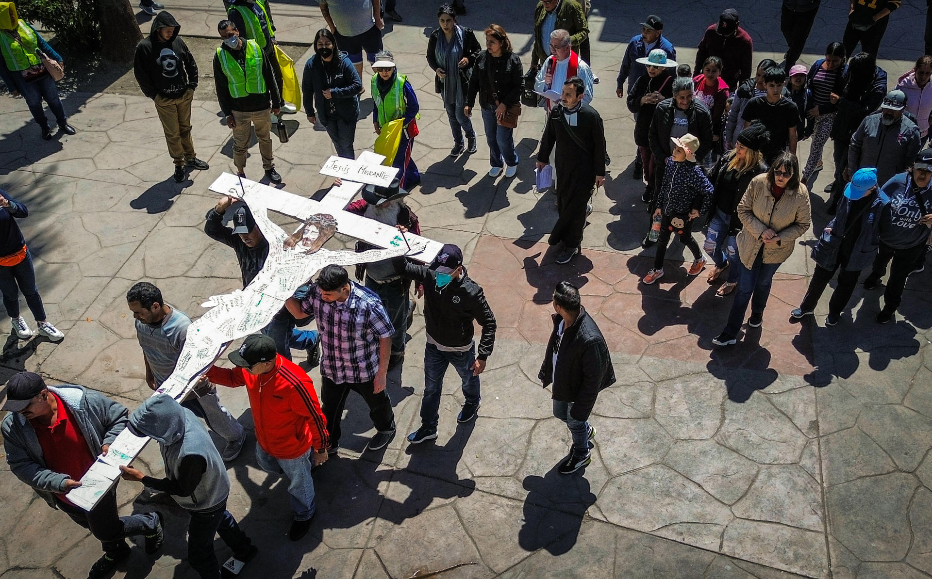 Un grupo de migrantes realiza un viacrucis desde el comedor Padre Chava y Albergue Salesiano, este Viernes Santo en la fronteriza Tijuana (México). EFE/Joebeth Terríquez
