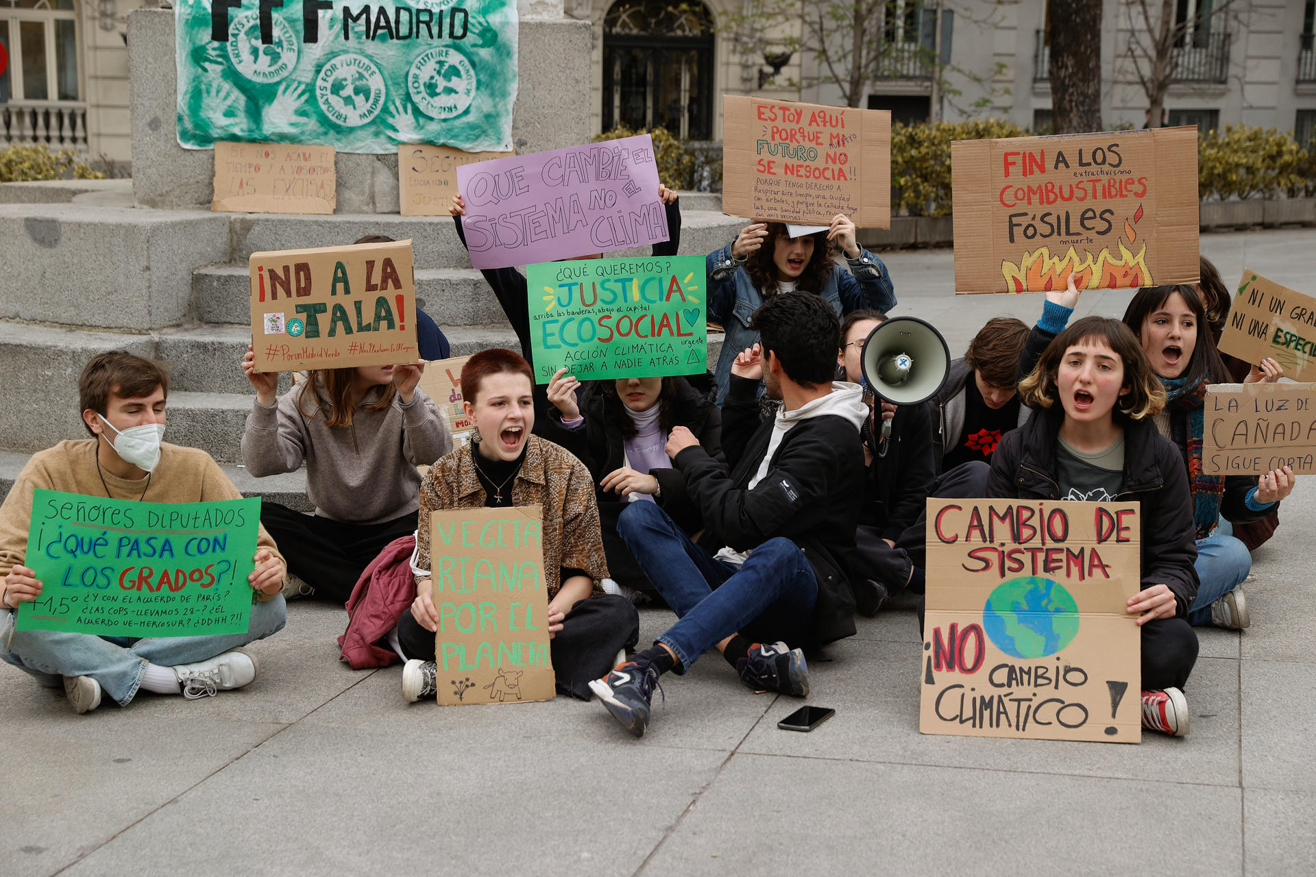 Jóvenes pertenecientes al movimiento 'Fridays for Future' se concentran frente al Congreso de los Diputados con motivo de la crisis climática, este viernes en Madrid. EFE/J P GANDUL
