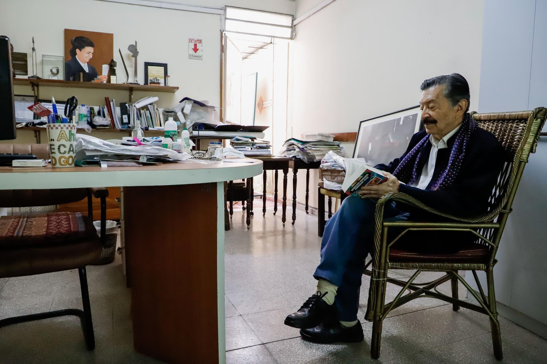 Imagen de archivo del pedagogo y activista paraguayo Martín Almada durante una entrevista con EFE. EFE/Nathalia Aguilar
