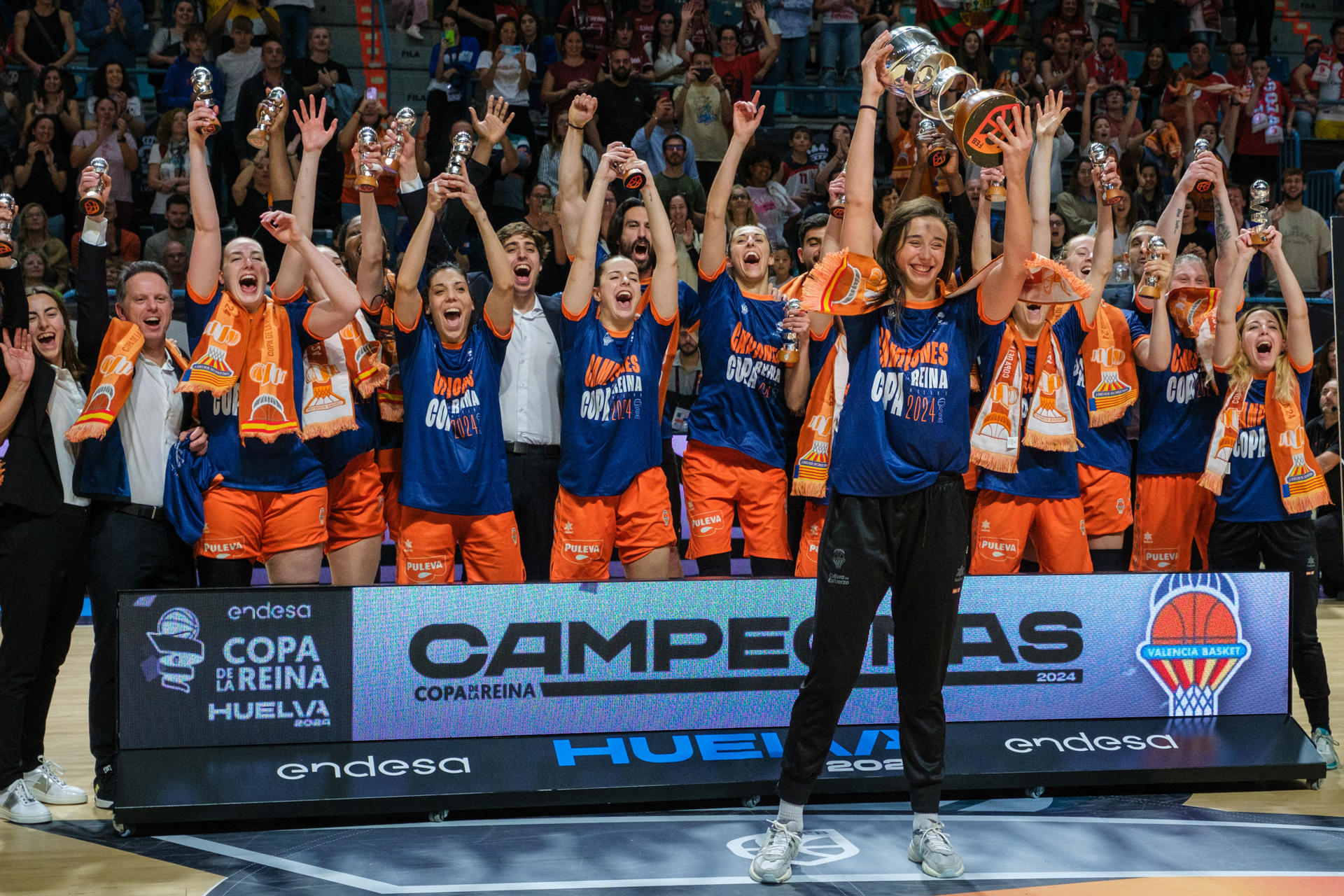 Las jugadoras del Valencia Basket celebran su victoria ante el Casademont Zaragoza tras la final de la Copa de la Reina de Baloncesto disputada entre el Valencia Basket y el Casademont Zaragoza, en el Palacio de Deportes Carolina Marín de Huelva. EFE/ Julián Pérez
