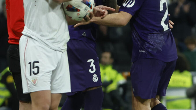 El defensa brasileño del Real Madrid Éder Militão (2d) sustituye a Dani Carvajal durante el partido de la jornada 30 de LaLiga que Real Madrid y Athletic Club de Bilbao disputaron en el estadio Santiago Bernabéu, en Madrid. EFE/Mariscal
