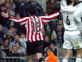 Andoni Iraola (izda), del Athletic de Bilbao, celebra el segundo gol de su equipo frente al Real Madrid, ante la lamentación de Iván Helguera, en el partido de la Primera División de fútbol que ambos equipos disputaron en el estadio Santiago Bernabeu, en una foto de archivo. EFE/Alberto Martín