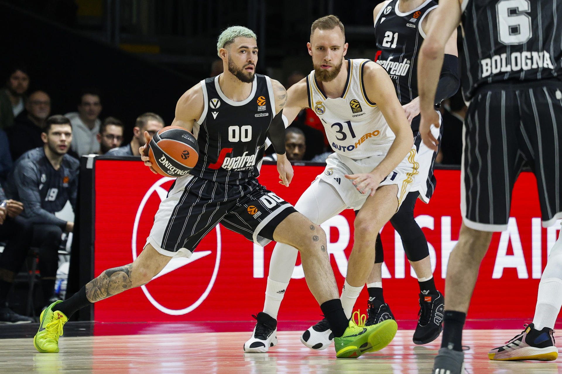 El alero francés del Virtus Bolonia Isaïa Cordinier (i) intenta superar al escolta bosnio del Real Madrid Dzanan Musa en el partido de Euroliga que se disputa este viernes en el Virtus Segafredo Arena de Bolonia, Italia. EFE/ Elisabetta Baracchi
