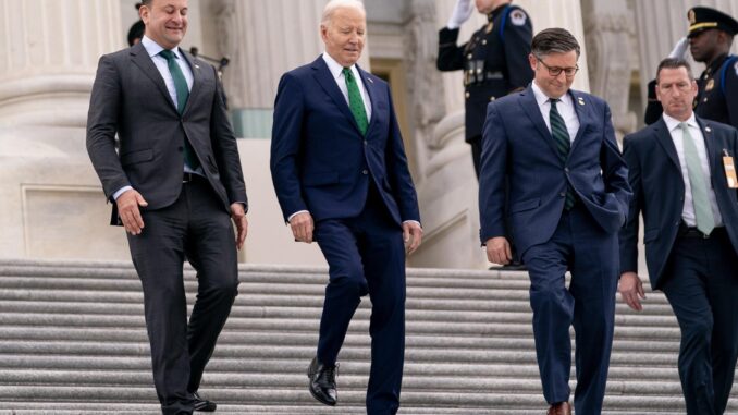 El primer ministro de Irlanda, Leo Varadkar (izq); el mandatario de EE.UU., Joe Biden, y el presidente de la Cámara de Representantes, el republicano Mike Johnson (der) a la salida este viernes del Capitolio. EFE/EPA/NATHAN HOWARD / POOL
