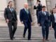 El primer ministro de Irlanda, Leo Varadkar (izq); el mandatario de EE.UU., Joe Biden, y el presidente de la Cámara de Representantes, el republicano Mike Johnson (der) a la salida este viernes del Capitolio. EFE/EPA/NATHAN HOWARD / POOL