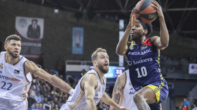 Jerrick Harding (d), base estadounidense del equipo andorrano, entra a canasta ante Edy Tavares (i) pívot de Cabo Verde del Real Madrid y Sergio Rodríguez (c) base del Real Madrid, durante el partido de la vigésima tercera jornada de la Liga Endesa que se disputó en el Polideportivo de Andorra. EFE / Fernando Galindo
