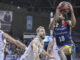 Jerrick Harding (d), base estadounidense del equipo andorrano, entra a canasta ante Edy Tavares (i) pívot de Cabo Verde del Real Madrid y Sergio Rodríguez (c) base del Real Madrid, durante el partido de la vigésima tercera jornada de la Liga Endesa que se disputó en el Polideportivo de Andorra. EFE / Fernando Galindo