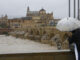 Una persona guarecida bajo un paraguas observa la crecida del río Guadalquivir, este domingo en Córdoba. Con mal tiempo comenzó y con mal tiempo se despide: la Semana Santa de 2024 ha estado marcada por la lluvia, el viento y la nieve en zonas altas a consecuencia de la borrasca Nelson, que este domingo va suavizando sus efectos, con menos incidencias que en días anteriores. EFE/ Salas