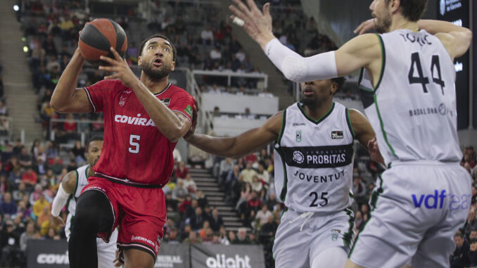 El ala-pívot del Covirán Granada Kwan Cheatham (i) entra a canasta junto a Tyler Cook (c) y Ante Tomic (d), ambos del Joventut, en el partido de la jornada 27 de la Liga ACB que Covirán Granada y Joventut Badalona jugaron en el Palacio de Deportes de Granada. EFE/Pepe Torres.
