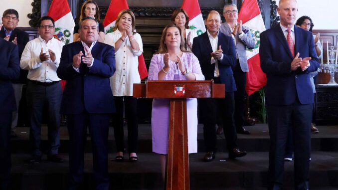 Fotografía cedida por la Presidencia de Perú de la mandataria, Dina Boluarte, durante un discurso a la Nación en compañía de su gabinete de Ministros, este sábado en el Palacio de Gobierno, en Lima (Perú). EFE/ Presidencia Del Perú
