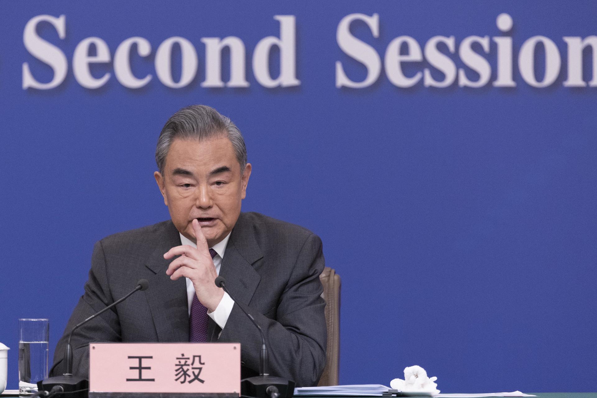 El ministro de Relaciones Exteriores de China, Wang Yi, durante una conferencia de prensa sobre política exterior y relaciones exteriores, durante la segunda sesión de la Asamblea Popular Nacional (APN) en Pekín, el 7 de marzo de 2024. EFE/EPA/ANDRÉS MARTÍNEZ CASARES
