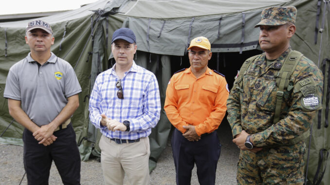 El ministro consejero de la embajada estadounidense en Panamá, John Barrett (2-i), encabeza este lunes la entrega de una donación de material destinado a los migrantes y a las comunidades afectadas por la crisis migratoria a través de la selva del Darién, frontera natural entre el país centroamericano y Colombia, en Metetí, provincia de Darién (Panamá). EFE/Carlos Lemos
