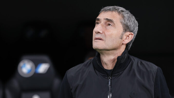 El entrenador del Athletic Club, Ernesto Valverde, reacciona este domingo, durante el partido de la jornada 30 de LaLiga EA Sports, entre el Real Madrid y el Athletic Club, en el estadio Santiago Bernabéu de Madrid. EFE/ Mariscal
