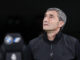 El entrenador del Athletic Club, Ernesto Valverde, reacciona este domingo, durante el partido de la jornada 30 de LaLiga EA Sports, entre el Real Madrid y el Athletic Club, en el estadio Santiago Bernabéu de Madrid. EFE/ Mariscal