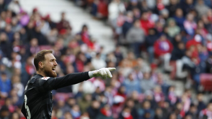 El portero del Atlético de Madrid Jan Oblak durante el partido de la jornada 27 de LaLiga EA Sports entre el Atlético de Madrid y el Betis, este domingo en el estadio Cívitas Metropolitano en Madrid.- EFE/ Mariscal
