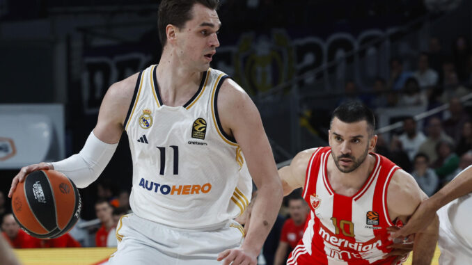 Mario Hezonja protege un balón ante Branko Lazic. EFE/Chema Moya
