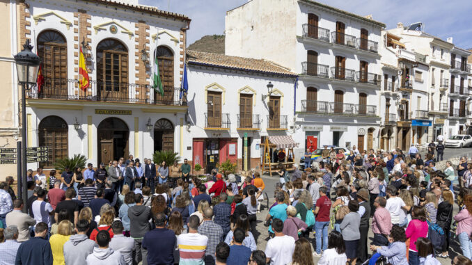 Vista del minuto de silencio este domingo decretado en el municipio de Álora, por el asesinato la pasada madrugada de una mujer en el pueblo vecino de Pizarra por parte de su expareja. EFE/ Álvaro Cabrera
