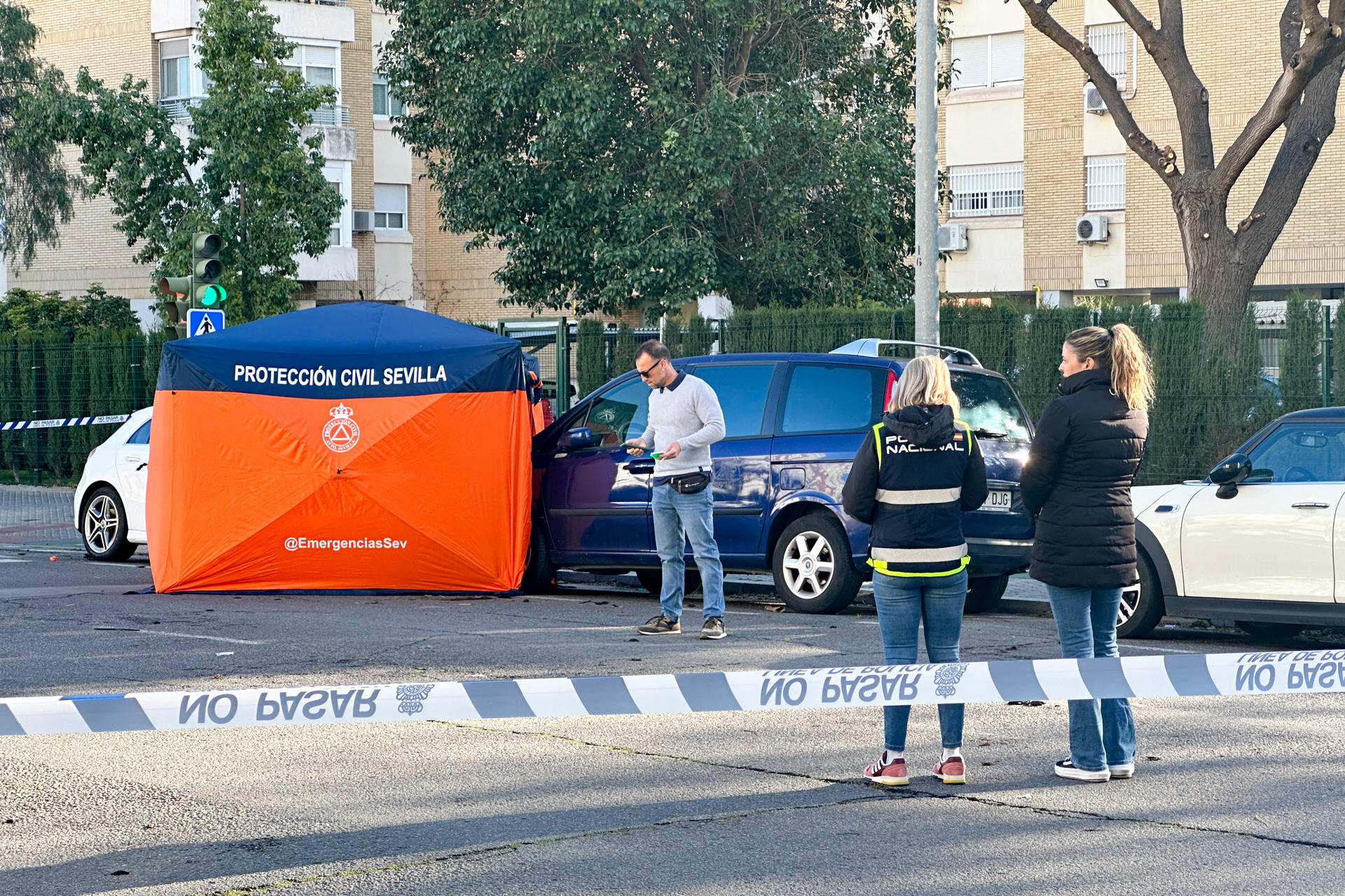 Un joven de 21 años ha fallecido este domingo en la capital de Sevilla tras ser objeto de una agresión en una calle de la barriada de Santa Clara. EFE/ David Arjona
