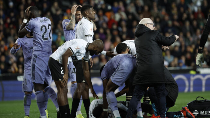 El defensa francés del Valencia Mouctar Diakhaby es atendido por varios jugadores tras caer lesionado en un momento del partido correspondiente a la jornada 27 de Primera División que Valencia y Real Madrid disputaron en el estadio de Mestalla, en Valencia. EFE / Biel Aliño
