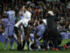 El defensa francés del Valencia Mouctar Diakhaby es atendido por varios jugadores tras caer lesionado en un momento del partido correspondiente a la jornada 27 de Primera División que Valencia y Real Madrid disputaron en el estadio de Mestalla, en Valencia. EFE / Biel Aliño