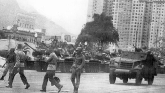 Tanques y tropas leales al presidente Joao Goulart hacen guardia delante del Ministerio de la Guerra, ante el anuncio de que tropas rebeldes marchan sobre la capital brasileña. EFE.
