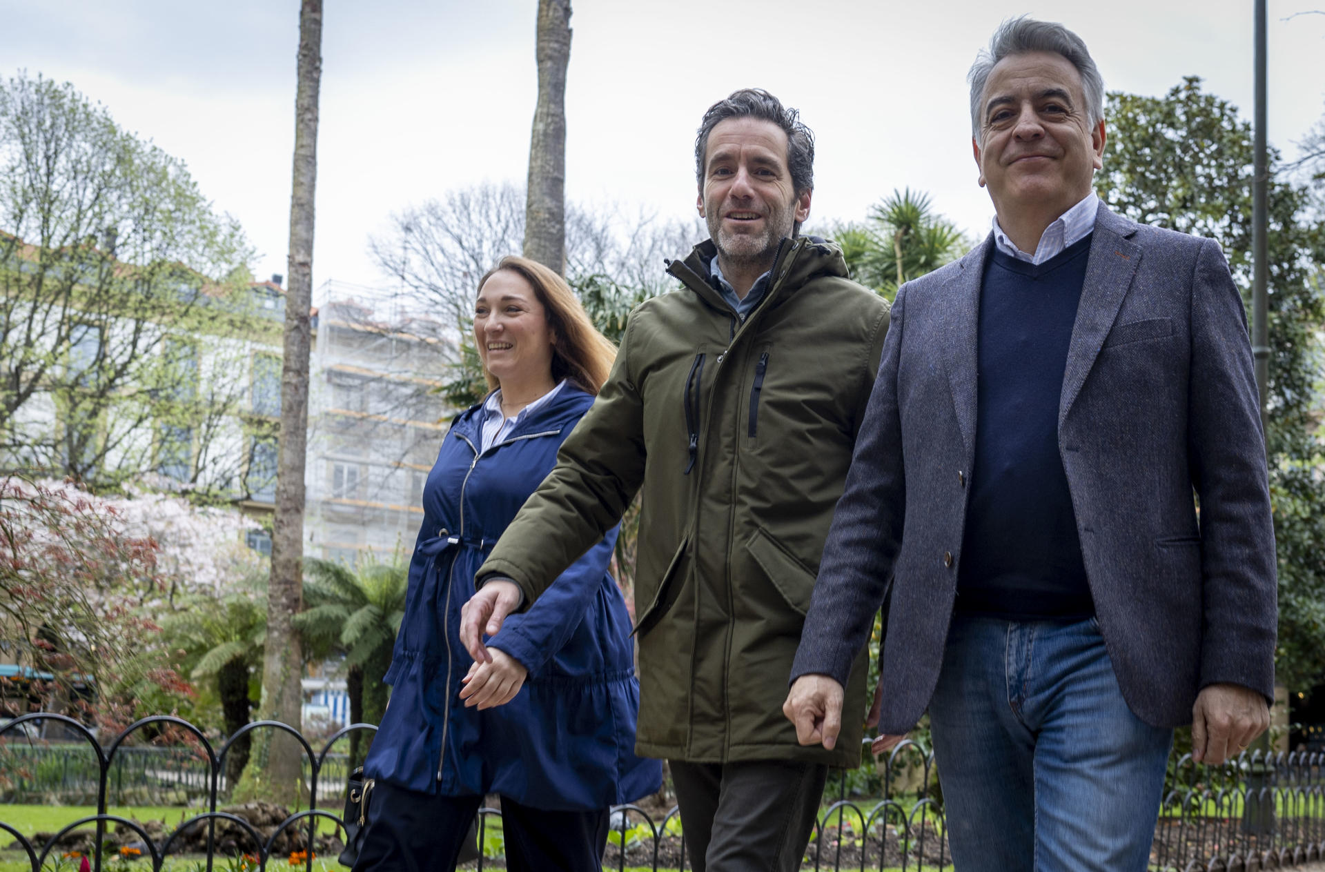 El presidente del PP del País Vasco y candidato a lehendakari, Javier De Andrés (d), ha intervenido este sábado en un acto político en San Sebastián, acompañado por el vicesecretario de Cultura y portavoz del Partido Popular, Borja Sémper (c), y por la presidenta de esta formación en Gipuzkoa, Muriel Larrea. EFE/Javier Etxezarreta
