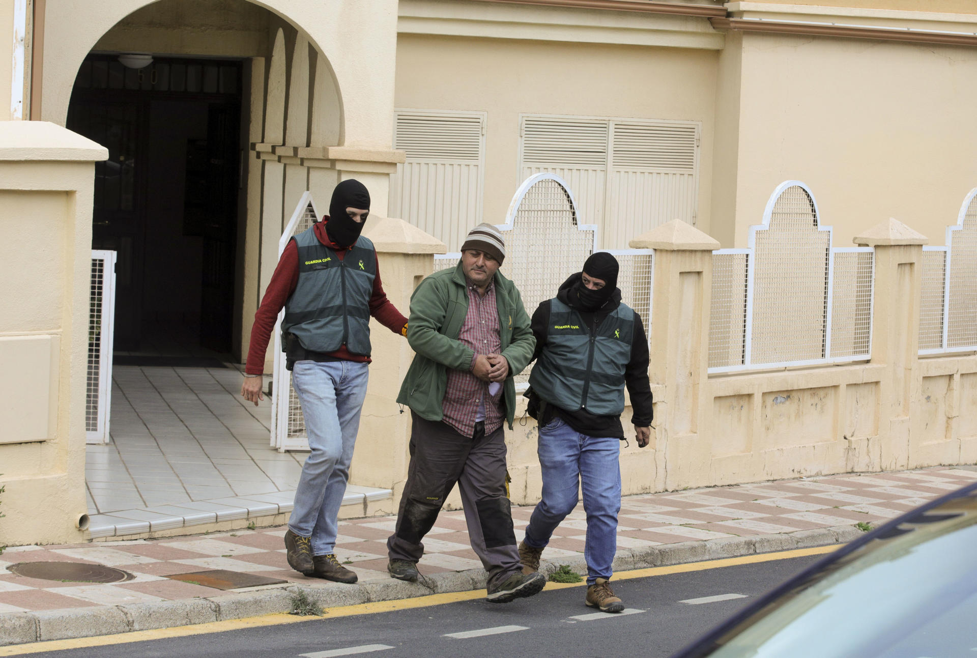 La Guardia Civil ha desarrollado este jueves una operación antiyihadista en una vivienda del municipio granadino de La Zubia (Granada), donde los agentes han detenido a una persona e incautado diversas armas. EFE/Pepe Torres
