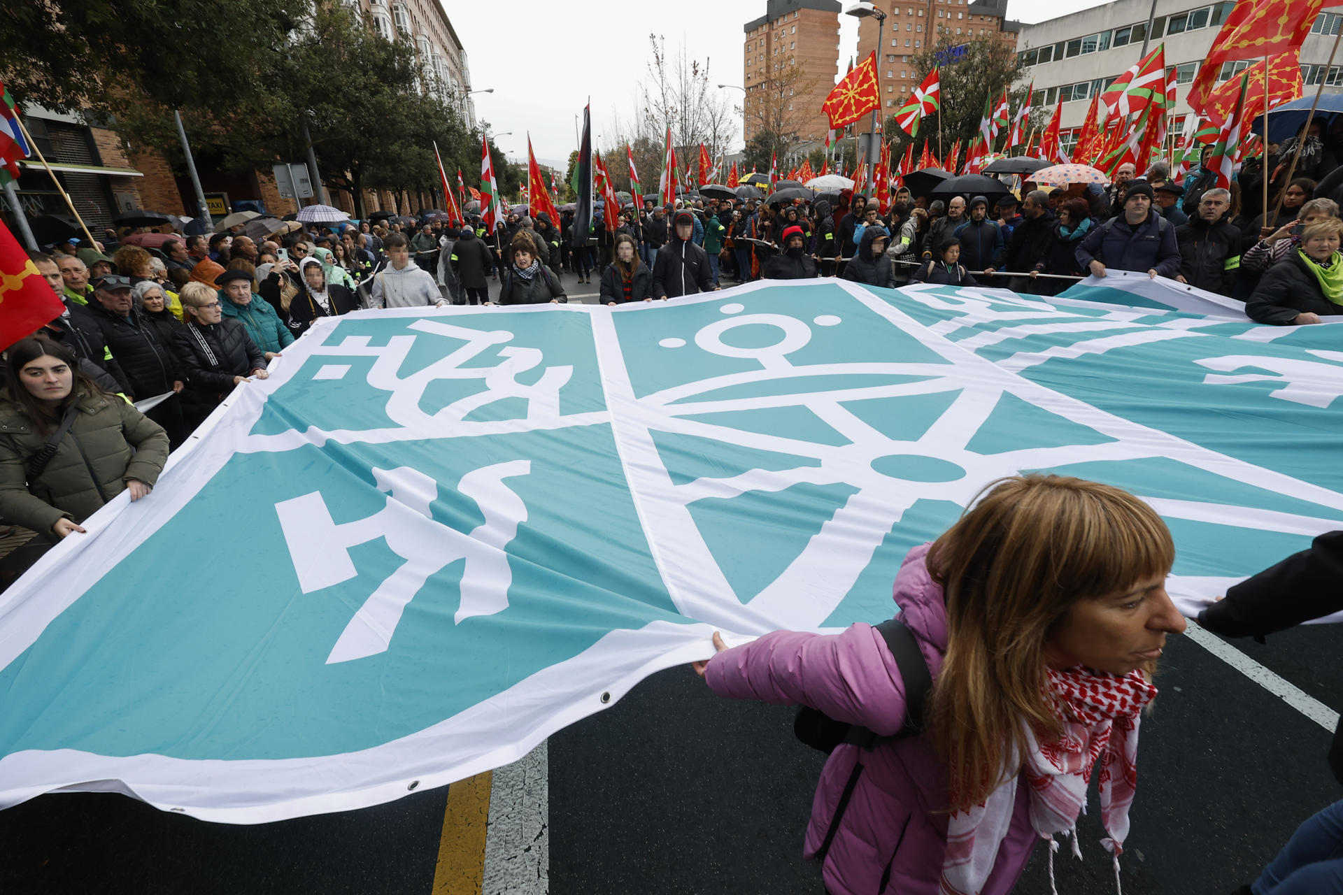 EH Bildu reivindica la nación vasca en una manifestación multitudinaria por las calles de Pamplona con motivo del Aberri Eguna (día de la patria vasca). EFE/ Villar Lopez
