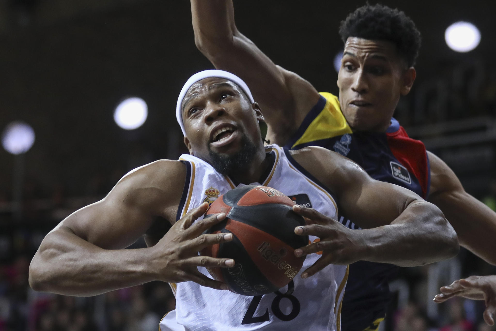 Guerschon Yabusele, ala-pívot francés del Real Madrid, coge un rebote ante Tyson Pérez ala-pívot edel Morabanc Andorra, durante el partido de la vigésima tercera jornada de la Liga Endesa que se disputó en el Polideportivo de Andorra. EFE / Fernando Galindo
