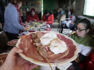 Zamora ha despedido su Semana Santa declarada de Interés Turístico Internacional y Bien de interés Cultural con la tradición gastronómica del 'Dos y pingada', un almuerzo del Domingo de Resurrección que desde los denominados barrios bajos se ha extendido a toda la ciudad. EFE/ Mariam A. Montesinos