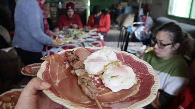 Zamora ha despedido su Semana Santa declarada de Interés Turístico Internacional y Bien de interés Cultural con la tradición gastronómica del 'Dos y pingada', un almuerzo del Domingo de Resurrección que desde los denominados barrios bajos se ha extendido a toda la ciudad. EFE/ Mariam A. Montesinos
