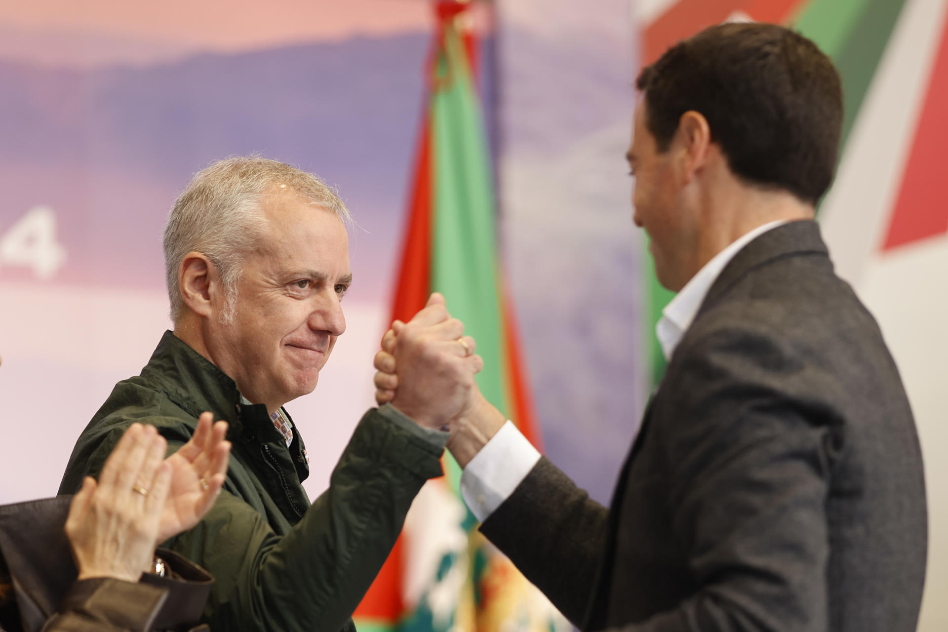 El PNV celebra el Aberri Eguna (día de la patria vasca) con un acto en el que intervienen el lehendakari, Iñigo Urkullu (i); el candidato a sucederle, Imanol Pradales (d), y el presidente del partido, Andoni Ortuzar, a pocos días del comienzo de la campaña electoral para las elecciones vascas del 21 de abril. EFE/ Luis Tejido
