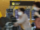 Pasajeros en la terminal 4 del aeropuerto de Barajas. EFE/ Luis Millan