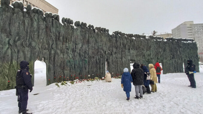 Simpatizantes de la oposición al Kremlin depositan ramos de flores y velas en el Muro del Dolor en Moscú por el fallecido líder opositor ruso, Alexéi Navalni. EFE/ Ignacio Ortega
