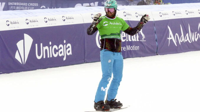 El español Lucas Eguibar durante la primera de las dos pruebas de la Copa del Mundo de boardercross de snowboard programadas este fin de semana en la estación andaluza de Sierra Nevada (Granada). EFE/ Pepe Torres
