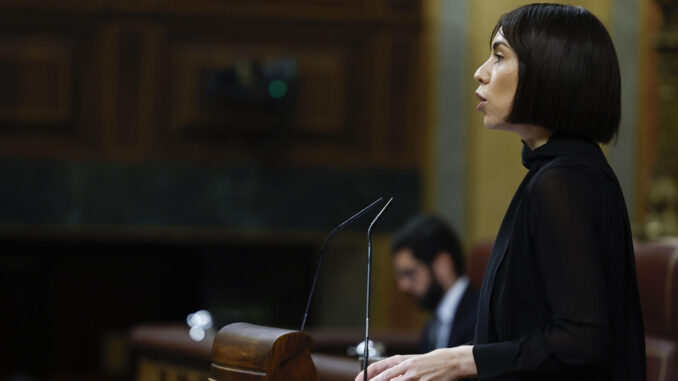 El ministra de Ciencia, Innovación y Universidades, Diana Morant interviene durante la sesión de control al Gobierno celebrada este miércoles en el Congreso. EFE/Chema Moya
