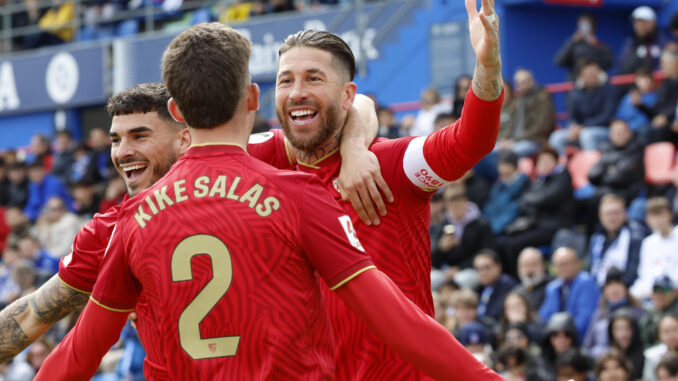 El jugador del Sevilla FC Sergio Ramos (d) celebra el gol anotado contra el Getafe. EFE/ Zipi
