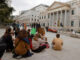 Jóvenes pertenecientes al movimiento 'Fridays for Future' se concentran frente al Congreso de los Diputados con motivo de la crisis climática, este viernes en Madrid. EFE/J P GANDUL