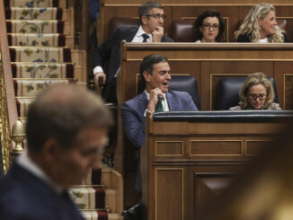 Imagen de archivo del presidente del Gobierno, Pedro Sánchez (i), y el líder popular, Alberto Núñez Feijóo, en el Congreso de los Diputados. EFE/Kiko Huesca