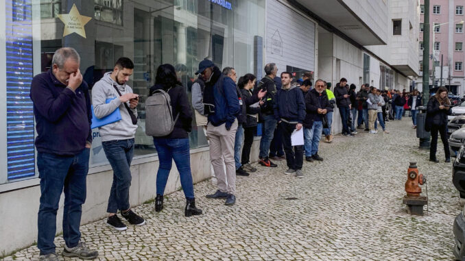 Tener todos los papeles que el funcionario quiera pedirte, hacer cola durante horas y armarse de paciencia: es la forma de enfrentarse a la burocracia 'a la portuguesa', un laberinto administrativo para el que los partidos prometen una salida en cada convocatoria electoral. En la 'Loja de Cidadão' ('Tienda de Ciudadano', un espacio que engloba varios servicios públicos), de Saldanha, en Lisboa, en la imagen, hay gente esperando desde las 06.00 de la mañana para resolver algún trámite. A las 09.00, cuando abre oficialmente, ya hay varios cientos de personas en una cola que da la vuelta a la manzana.- EFE/ Paula Fernández
