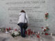 Flores y velas junto al monumento a las víctimas de los atentados del 11M, en la estación de Cercanías de El Pozo. EFE/Víctor Lerena