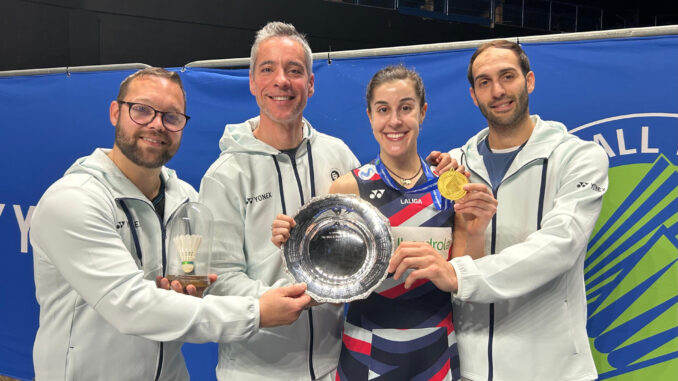 -La española Carolina Marín (c), acompañada de Carlos De Santos, fisioterapeuta, Fernando Rivas, entrenador,y Guillermo Sánchez, preparador físico,.EFE/ Prensa Carolina Marín
