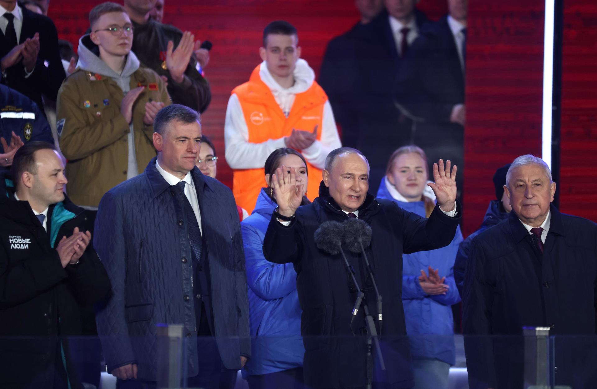 El presidente y candidato presidencial ruso Vladimir Putin (2-derecha) y los candidatos presidenciales Nikolai Kharitonov (derecha, Leonid Slutsky (2-izquierda) y Vladislav Davankov (izquierda) asisten a un concierto para conmemorar el décimo aniversario de la reunificación de Crimea con Rusia en la Plaza Roja. en Moscú, Rusia, 18 de marzo de 2024. En febrero de 2014, las fuerzas rusas invadieron y tomaron el control de la península de Crimea. Rusia declaró la anexión de Crimea el 18 de marzo de 2014, dos días después de la celebración del llamado 'referéndum' en ese territorio. En una votación que reafirmó la "unidad nacional y la integridad territorial" de Ucrania, la Asamblea General de las Naciones Unidas en la Resolución 68/262 condenó el referéndum en Crimea afirmando que "no tenía validez". Después de la anexión, Moscú intensificó su presencia militar en la península para solidificar el nuevo status quo sobre el terreno y, desde 2015, Rusia aprobó el "Día de la Reunificación de Crimea con Rusia" como feriado que se celebra anualmente el 18 de marzo. (Rusia, Ucrania, Moscú) EFE/EPA/SERGEI ILNITSKY
