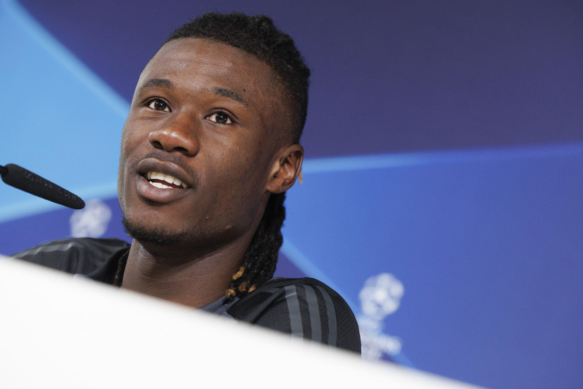 El centrocampista francés del Real Madrid Eduardo Camavinga, en la rueda de prensa previa al partido de Liga de Campeones ante el Leipzig alemán. EFE/Sergio Pérez
