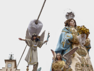 La localidad navarra de Tudela ha vivido este domingo uno de los momentos cumbre del año, la Bajada del Ángel que anuncia a la Virgen María la resurrección de su hijo en una escena declarada Fiesta de Interés Turístico Nacional y a la que han acudido miles de personas. Protagonizada en esta ocasión por la niña Naia Pardo, de 7 años, la ceremonia ha repetido simbolismo religioso y emoción, la misma que le avala como rito ancestral que se remonta a finales del siglo XIII aunque en su formato actual se conoce desde 1663. EFE/ Villar López