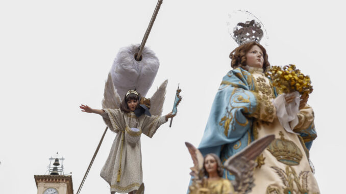 La localidad navarra de Tudela ha vivido este domingo uno de los momentos cumbre del año, la Bajada del Ángel que anuncia a la Virgen María la resurrección de su hijo en una escena declarada Fiesta de Interés Turístico Nacional y a la que han acudido miles de personas. Protagonizada en esta ocasión por la niña Naia Pardo, de 7 años, la ceremonia ha repetido simbolismo religioso y emoción, la misma que le avala como rito ancestral que se remonta a finales del siglo XIII aunque en su formato actual se conoce desde 1663. EFE/ Villar López
