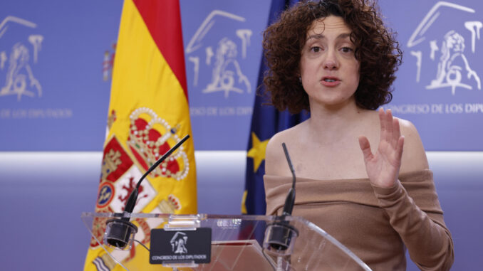 La portavoz adjunta primera del grupo parlamentario Sumar en el Congreso. Aina Vidal, ofrece una rueda de prensa después de la reunión de la Junta de Portavoces de la Cámara Baja, este martes en Madrid. EFE/ Javier Lizón
