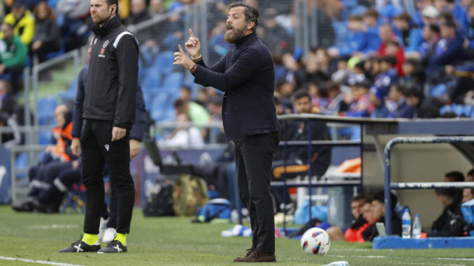 El entrenador del Sevilla FC, Quique Sánchez Flores, durante el partido correspondiente a la jornada 30 de LaLiga disputado este sábado ante el Getafe FC en el Estadio Coliseum. EFE/ Zipi
